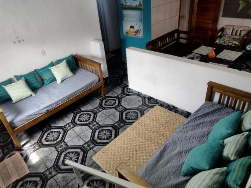 uma sala de estar com um sofá e uma mesa em AEROHOSTEL Brasil em Guarulhos