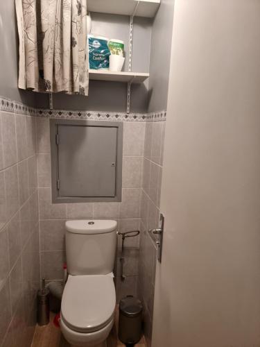 een kleine badkamer met een toilet en een raam bij Shared room next to Shopping mall and Train Station in Courcouronnes