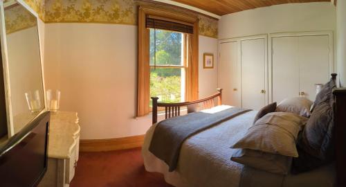 a bedroom with a bed and a window at Mainholm in Gore