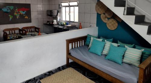 una panchina con cuscini sopra la cucina di AEROHOSTEL Brasil a Guarulhos