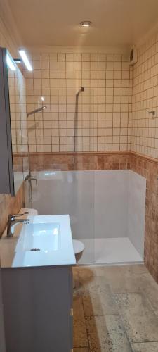 uma casa de banho com uma banheira branca e um lavatório. em Capistrano1 em Nerja