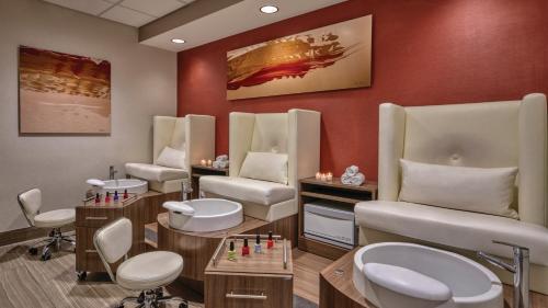 uma sala de terapia com três lavatórios e um salão em Horseshoe Tunica Casino & Hotel em Robinsonville