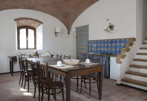 Podenzano的住宿－Palazzo Turro Bed & Breakfast，一间大餐厅,配有桌椅