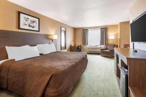 Postel nebo postele na pokoji v ubytování SureStay Plus by Best Western Enterprise