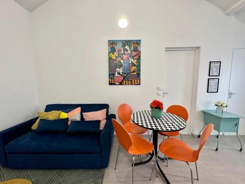 - un salon avec un canapé bleu et une table dans l'établissement Cocon tout confort à 25 min de Paris, à Sevran