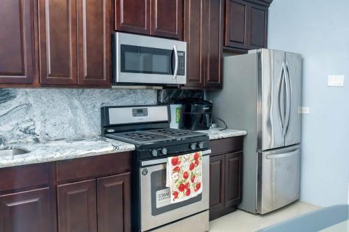 a kitchen with a stove and a microwave and a refrigerator at Christal Sunshine in Boca Pen