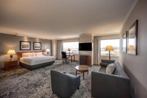 une chambre d'hôtel avec un lit et un canapé dans l'établissement Harrah's Kansas City Hotel & Casino, à Kansas City