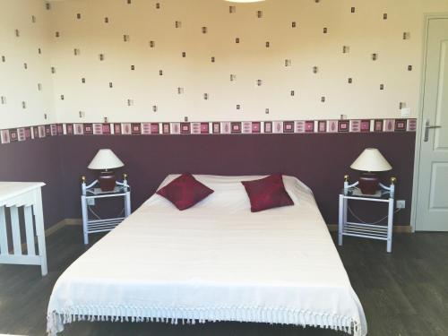 a bedroom with a large white bed with two lamps at Gite Du Lac Der Grue in Bignicourt-sur-Marne