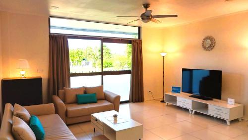 TV o dispositivi per l'intrattenimento presso Waterfront Sunset Apartment Nadi