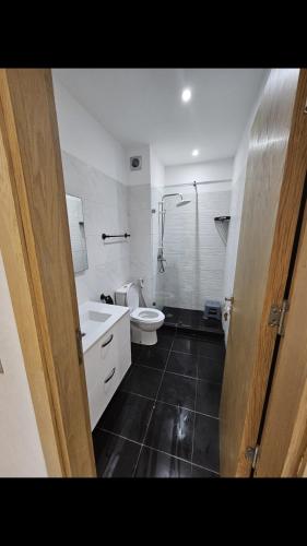 a bathroom with a toilet and a sink at Appartement de haut standing in Tama ou Ennza