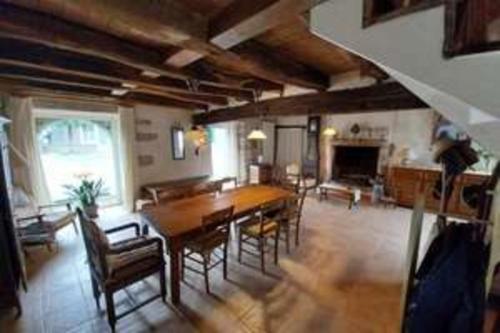 ein großes Wohnzimmer mit einem Holztisch und Stühlen in der Unterkunft Spacious 150 m old house in Berric in Berric