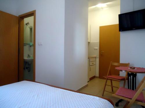 TV a/nebo společenská místnost v ubytování Apartments Mandić