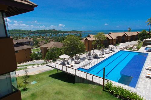 einen Blick über den Pool eines Resorts in der Unterkunft Apartamento EcoResort Carneiros in Praia dos Carneiros