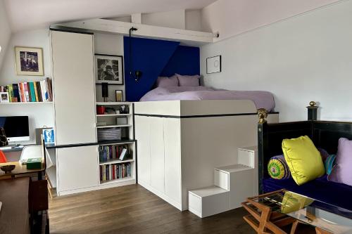 パリにあるLarge studio near Père-Lachaiseのベッドルーム(ベッド1台、本棚付)