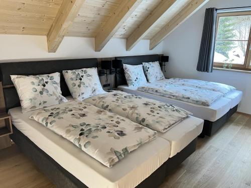 2 nebeneinander sitzende Betten in einem Schlafzimmer in der Unterkunft Haus Bente in Donnersbachwald