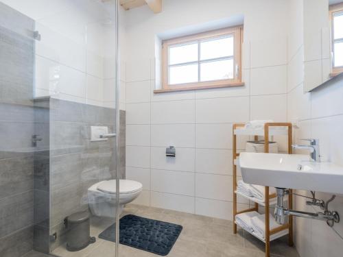 uma casa de banho com um chuveiro, um WC e um lavatório. em Bergzauber em Donnersbachwald