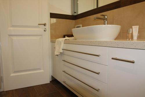 bagno con lavandino bianco e porta di Pinna Nobilis MoMa level 1 a Brodarica