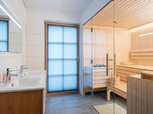 uma casa de banho com uma banheira, um lavatório e um chuveiro em Villa Petra em Donnersbachwald