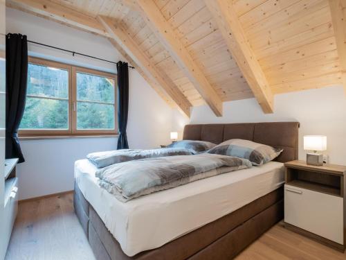 sypialnia z dużym łóżkiem i oknem w obiekcie Ebersberger w mieście Donnersbachwald