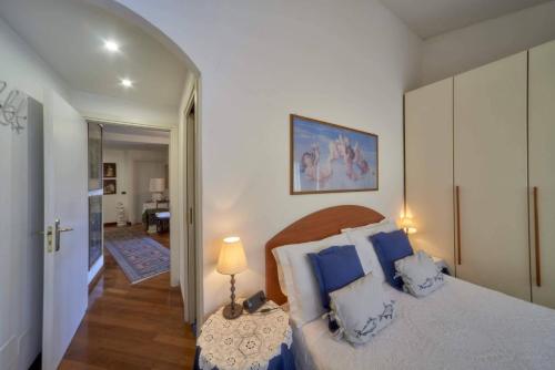 a bedroom with a bed with blue and white pillows at tosca house 2 in Varenna
