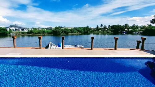 una piscina frente a un cuerpo de agua en Waterfront Sunset Apartment in Fantasy Island Nadi en Nadi