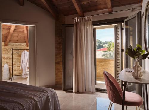 Vis di Vardi Luxury Estate في مدينة زاكينثوس: غرفة نوم بسرير ونافذة كبيرة