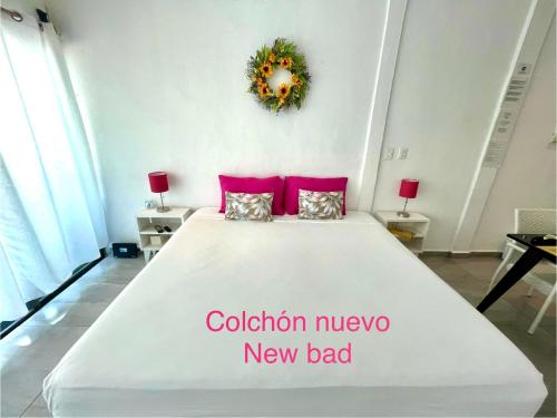 um quarto com uma cama com um novo mau sinal em Miranda Beach em Playa del Carmen