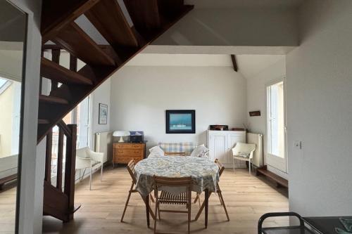 - une salle à manger avec une table et des chaises dans l'établissement Comfortable apartment close to the sea, à Luc-sur-Mer