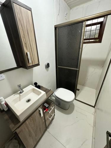 y baño con lavabo, aseo y ducha. en Casa campestre centro, en Foz do Iguaçu