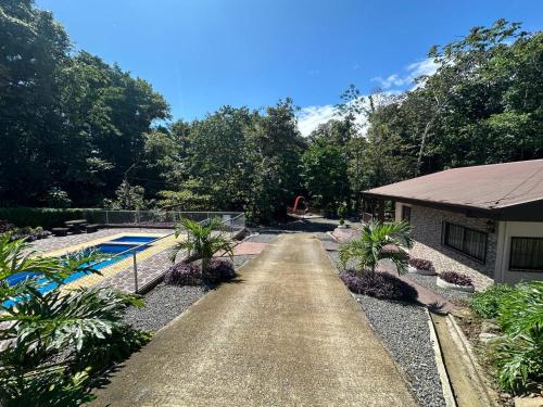 a driveway leading to a house with a swimming pool at Villa Ali Río Cuarto in Río Cuarto