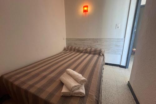 - un lit dans l'angle de la chambre dans l'établissement Spacious nest with sea view, à Port-la-Nouvelle