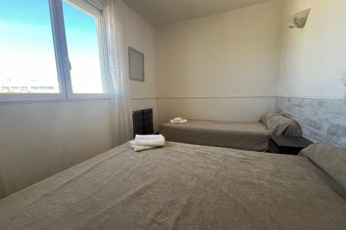 une chambre avec deux lits et une fenêtre dans l'établissement Spacious nest with sea view, à Port-la-Nouvelle