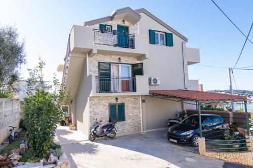 Apartments with parking spaces Okrug Gornji, Ciovo - 22799