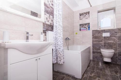 Apartments with parking space Okrug Gornji, Ciovo - 22799