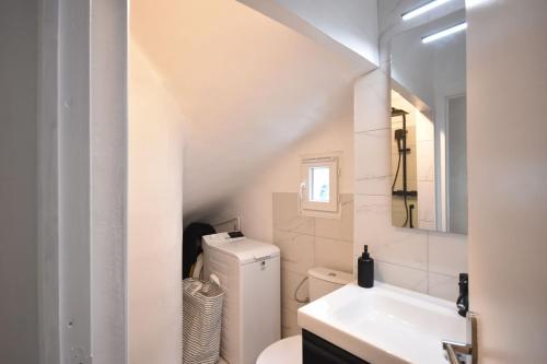 une salle de bain blanche avec des toilettes et un lavabo dans l'établissement Nice 37 m with garden in Marseille, à Marseille