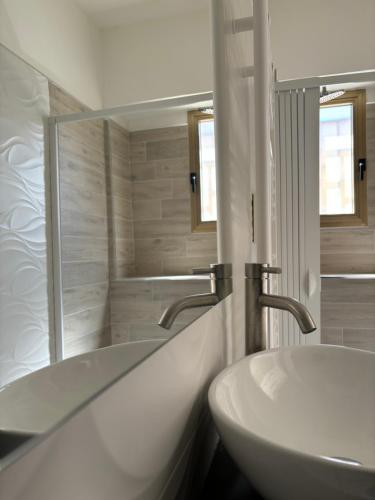 uma casa de banho branca com um lavatório e uma banheira em Borgo albergo vulturis em Rapolla