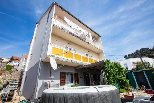 Apartments with parking spaces Sibenik - 22886