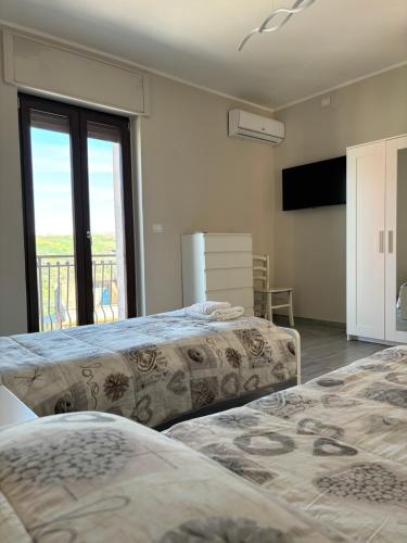 Duas camas num quarto com varanda em Borgo albergo vulturis em Rapolla