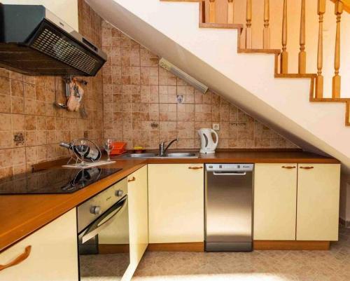 Η κουζίνα ή μικρή κουζίνα στο Apartments by the sea Cavtat, Dubrovnik - 23017