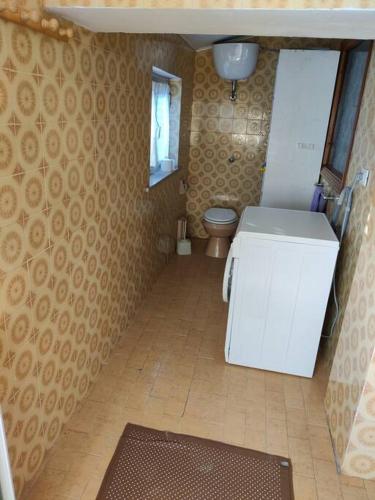 ein kleines Bad mit WC und Waschbecken in der Unterkunft Attico Mansardato in San Salvo