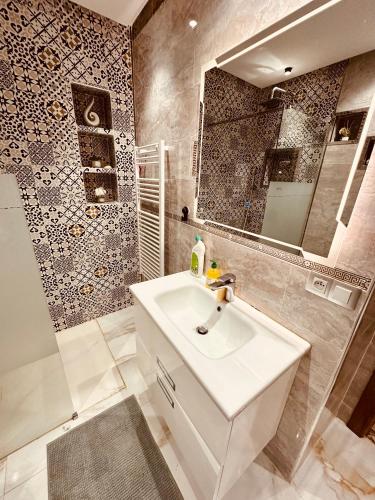 Bilik mandi di Wilaya Sunset Luxe, Private Jacuzzi & Hamam, Tetuan