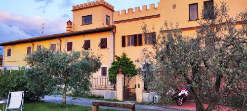 un edificio con una motocicleta estacionada frente a él en Villa Somelli, en Empoli