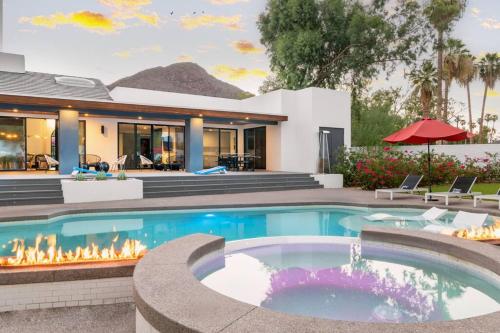 una imagen de una casa con piscina en Luxury Micro-Resort, Theater, Sauna, Heated Pool en Phoenix