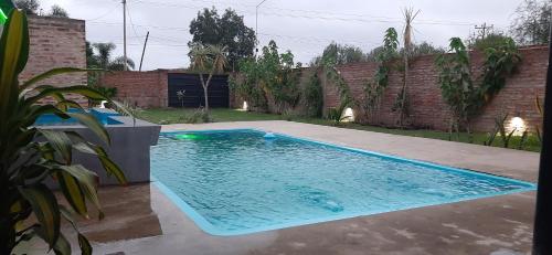 basen w ogrodzie z ceglaną ścianą w obiekcie Don Carvalho w mieście Goya