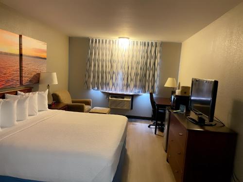 Postel nebo postele na pokoji v ubytování Days Inn & Suites by Wyndham Stevens Point