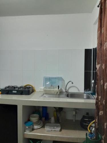 eine Küche mit einer Spüle und einer Arbeitsplatte in der Unterkunft Brisas del Mar Apto 1B in San Andrés