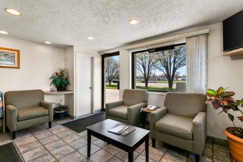 a living room with chairs and a table at Americas Best Value Inn - Lincoln in Lincoln
