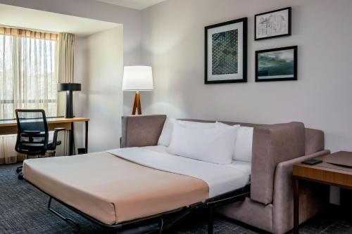 Habitación de hotel con cama y escritorio en Residence Inn by Marriott Birmingham Downtown UAB en Birmingham