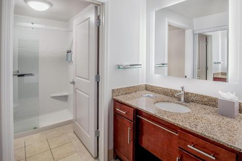 y baño con lavabo y ducha. en Residence Inn by Marriott Birmingham Downtown UAB, en Birmingham