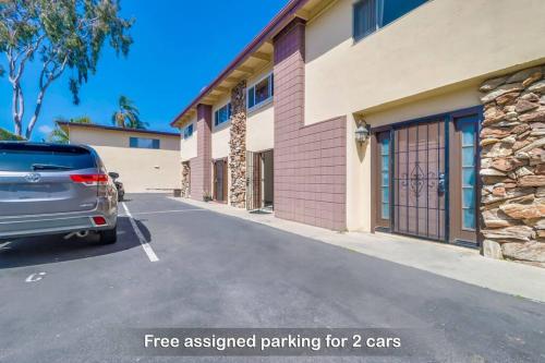un coche aparcado en un aparcamiento al lado de un edificio en Entire Private 3-Bedroom Townhouse with King Bed near Bay & Beach, No Deposit en Chula Vista